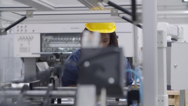 Focused African American female factory worker — Stock Video