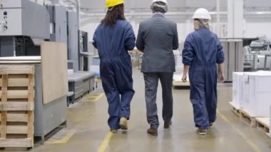 Kıdemli mühendis ekibi ve iki farklı kadın işçi.