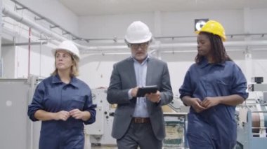 Fabrika sahibi ve iki farklı kadın işçi.