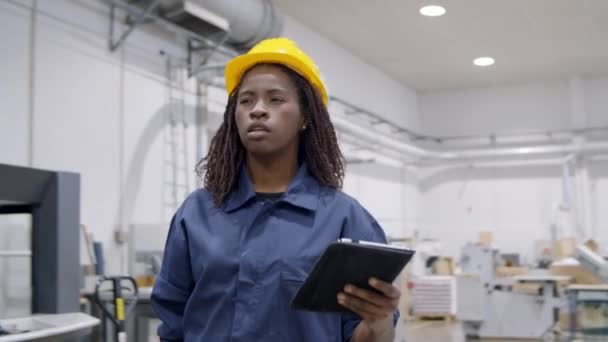 带恐惧咨询平板电脑的黑人女工厂工程师 — 图库视频影像