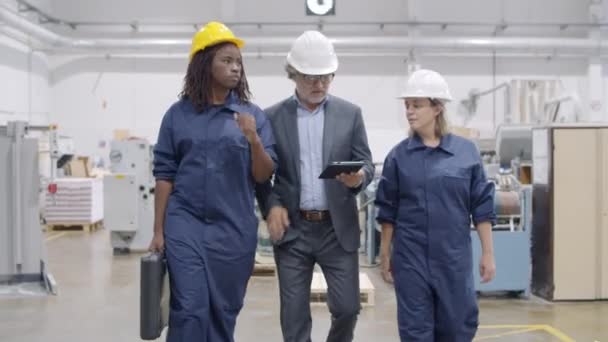 古い工場の所有者と2人の多様な女性エンジニアのチーム — ストック動画