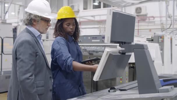 Negro mujer industrial profesional de pie en el panel de control — Vídeos de Stock