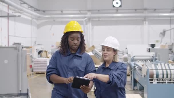 Διαφορετικές γυναίκες συναδέλφους εργοστάσιο σε κράνη — Αρχείο Βίντεο