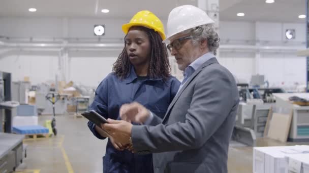 Fabrieksmentor opleiding Zwarte vrouwelijke werknemer — Stockvideo