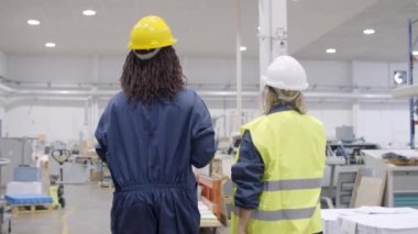 Kask ve üniformalı çeşitli fabrika arkadaşları