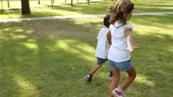 Niños felices corriendo a los brazos abiertos de los papás militares — Vídeos de Stock