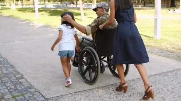 Συνταξιούχος πρώην στρατιώτης με καμουφλάζ περπατώντας με οικογένεια — Αρχείο Βίντεο