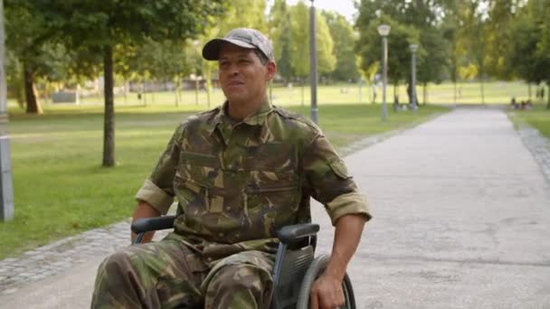 Happy cacat orang militer di kursi roda — Stok Video
