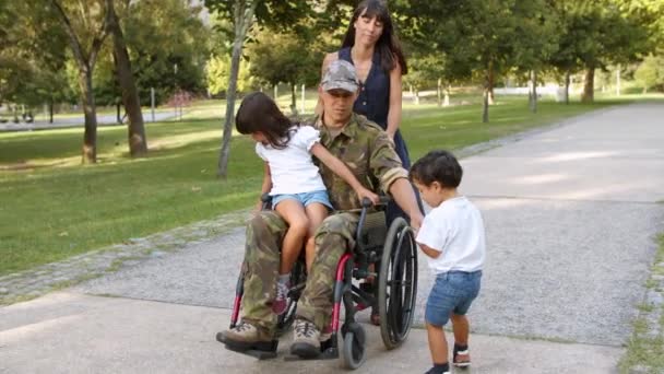 Gehandicapte ex-soldaat loopt met kinderen en vrouw — Stockvideo