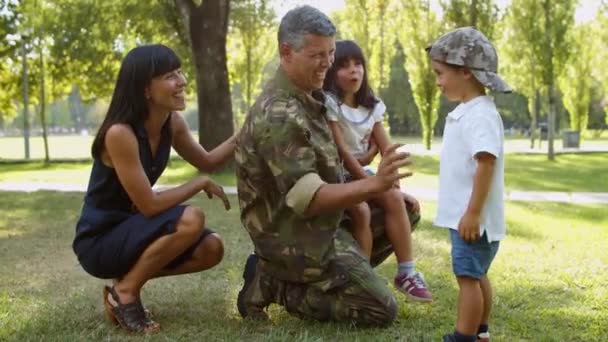 Glad pappa klädd i uniform, återvänder hem — Stockvideo