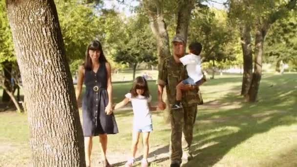 Militär verbringt Urlaub mit Familie — Stockvideo