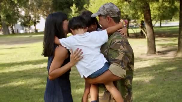 Glückliche Kinder feiern die Rückkehr der Militär-Väter — Stockvideo