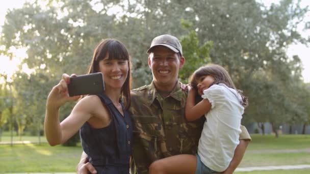Счастливая военная пара родителей и дочь делают селфи — стоковое видео