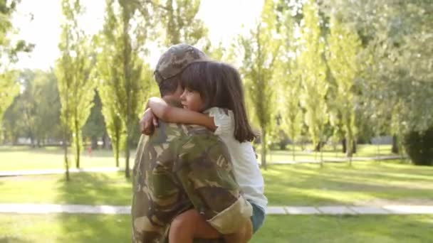 Soldatenpapa trägt Tochter in den Armen — Stockvideo