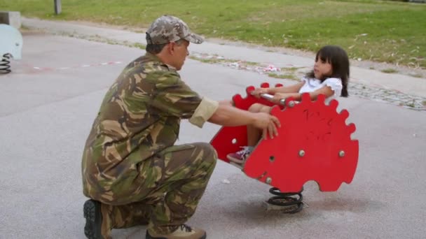 Dziewczyna cieszy się czas z wojskowym tatusiem — Wideo stockowe