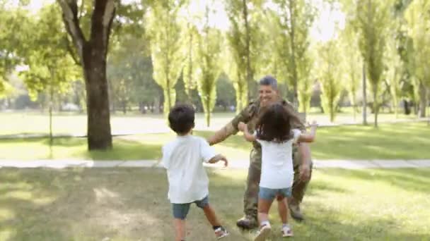 Happy family meeting father from military mission — Stock Video