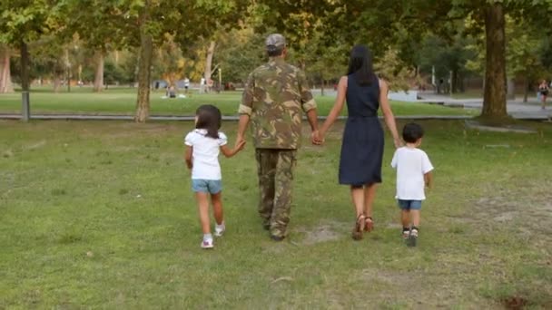 Militär genießt Freizeit im Park mit seiner Familie — Stockvideo