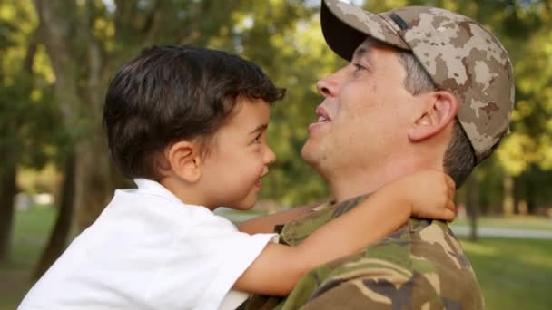 Heureux papa militaire tenant petit fils dans les bras — Video