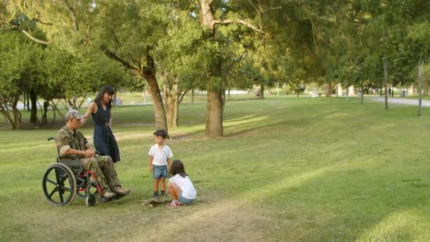 Discapacitado papá militar ayudar a los niños a hacer fuego al aire libre — Vídeos de Stock