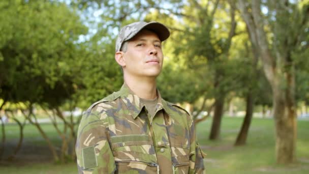 Retrato de un hombre serio en uniforme de camuflaje militar — Vídeo de stock
