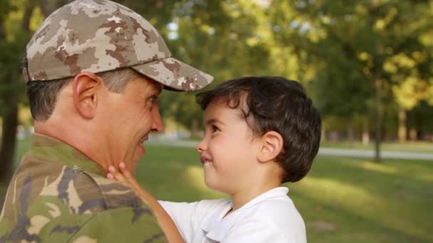 Joyeux papa excité en camouflage tenant petit fils dans les bras — Video