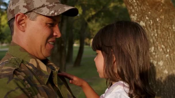 Glücklicher Militär-Papa hält kleine Tochter in den Armen — Stockvideo