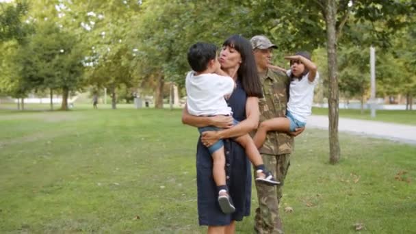 Feliz militar caminando en el parque con su familia — Vídeos de Stock