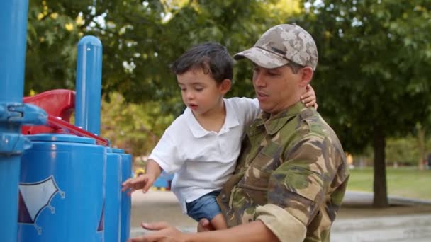 Militär-Vater verbringt Freizeit mit kleinem Sohn im Park — Stockvideo