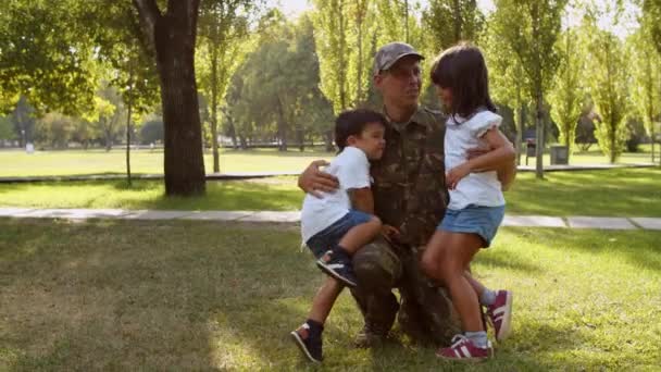 Feliz padre militar vistiendo uniforme, volviendo a casa — Vídeos de Stock