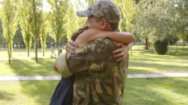 Aufgeregtes fröhliches Weib läuft Militärmännern mit offenen Armen entgegen — Stockvideo