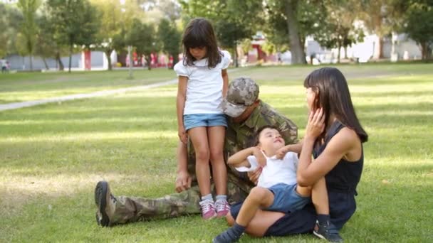 Hombre vistiendo uniforme militar disfrutando del tiempo libre con niños — Vídeos de Stock