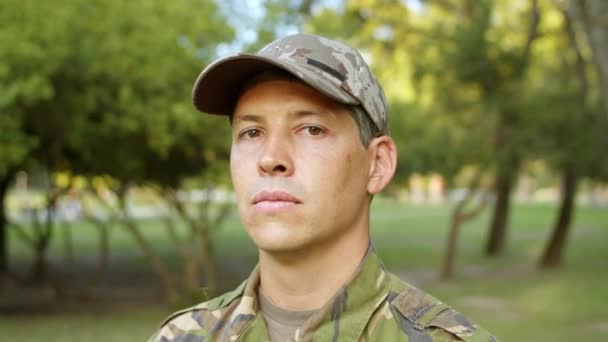 Κλείσιμο σοβαρής αντρικής φρουράς με στρατιωτικό καπέλο καμουφλάζ — Αρχείο Βίντεο