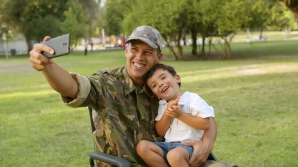 Feliz padre militar discapacitado en silla de ruedas, esposa e hijos — Vídeos de Stock