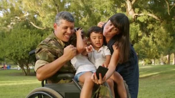 Zabawna mama robi selfie z dwójką dzieci i niepełnosprawnym tatą — Wideo stockowe