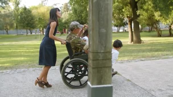 Ex militar discapacitado caminando con niños y esposa — Vídeo de stock