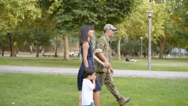 Szczęśliwy wojskowy korzystających wolny czas w parku z jego rodziną — Wideo stockowe