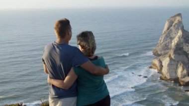 Uçurumun kenarında duran evli yürüyüşçüler.