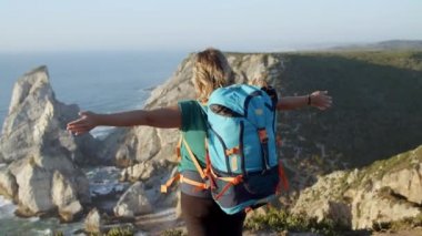 Kamp çantası takan heyecanlı bir kadın
