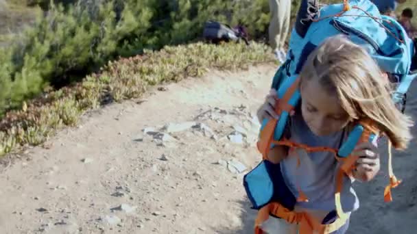 Chica cansada caminando de los padres en el camino de la montaña — Vídeos de Stock