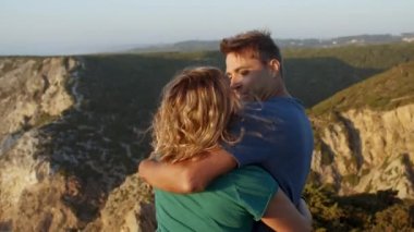 Evli turistler tatillerini denizde geçiriyorlar.