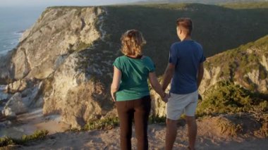 İki evli yürüyüşçü el ele tutuşuyor.