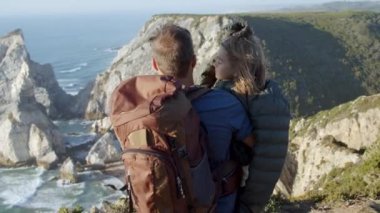 Sırt çantalı güçlü baba, sarılan kız evlat.