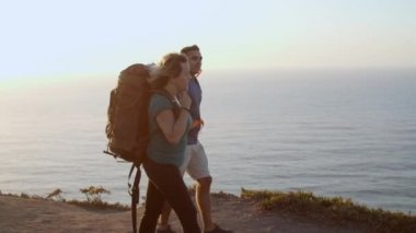 Sırt çantalı mutlu orta yaşlı çift