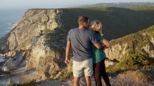 Małżeństwo turystów stojące przy klifie. — Wideo stockowe