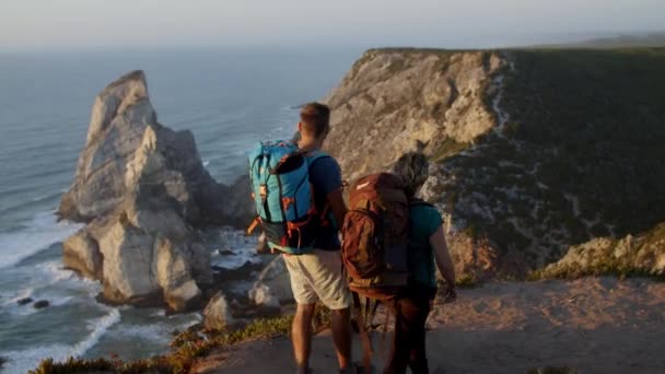 Izgalmas pár kemping hátizsákkal séta a hegyi ösvényen — Stock videók