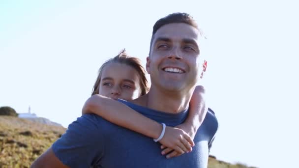 Glad far piggybacking datter barn – Stock-video