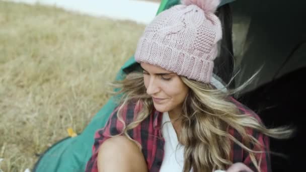 Pensive menina camping vestindo chapéu de lã — Vídeo de Stock