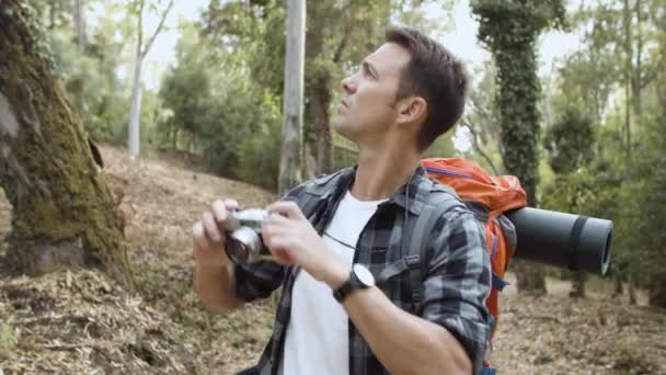 활발히 숲의 사진을 찍고 있는 관광객 — 비디오
