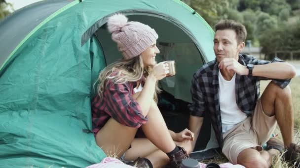 Camping casal comer lanches, beber chá quente ou café — Vídeo de Stock