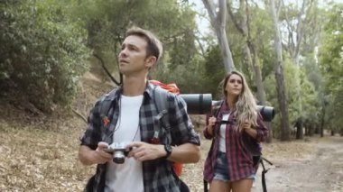 Birkaç yürüyüşçü ellerinde fotoğraf makinesiyle manzara fotoğrafları çekiyor.